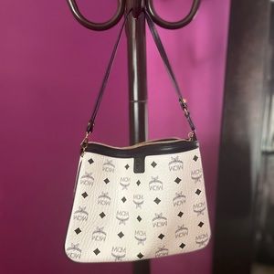 MCM Visetos large Pochette. Black and white.